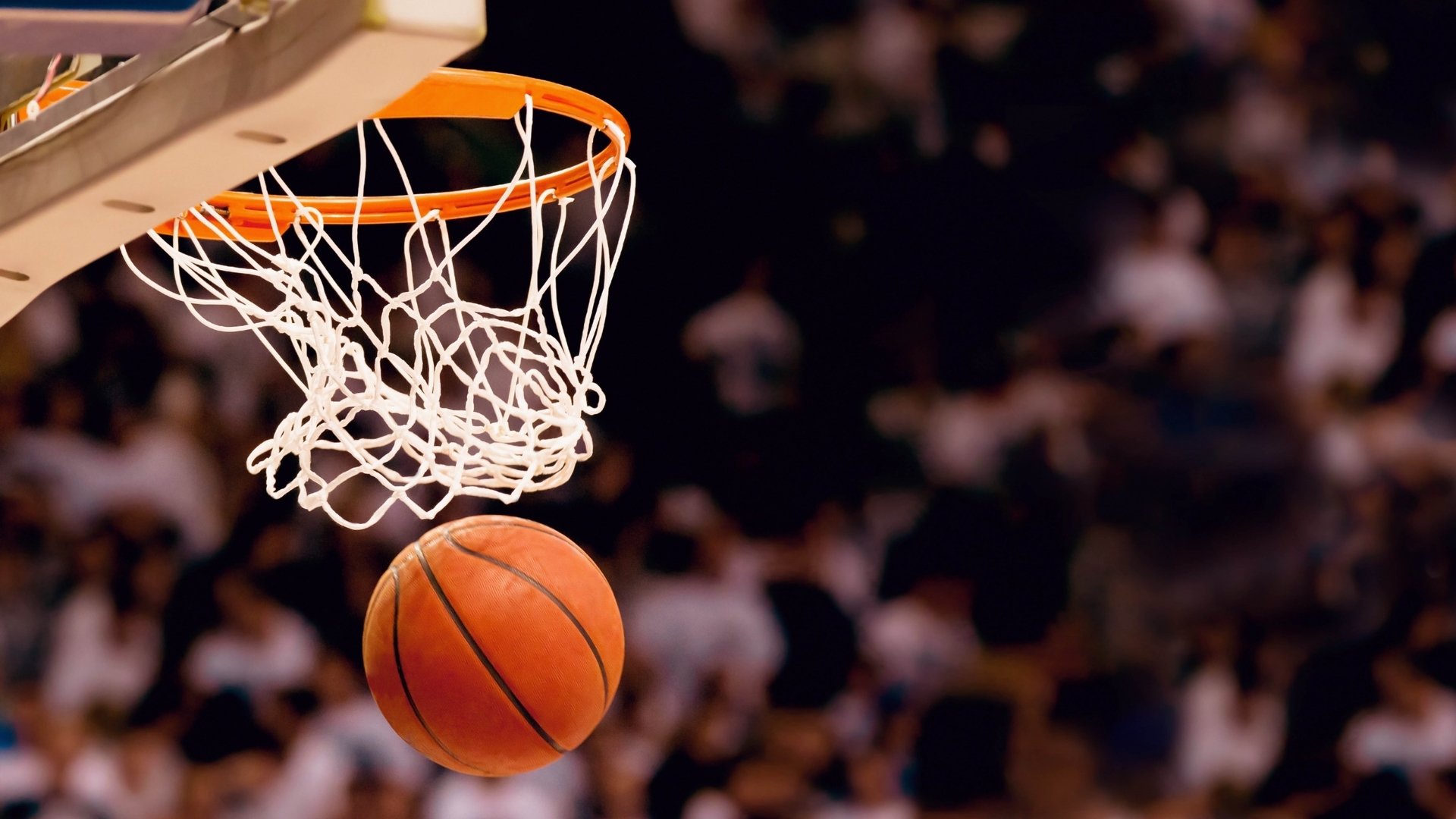 战斧扣篮：单手砸筐的霸道，战斧扣球